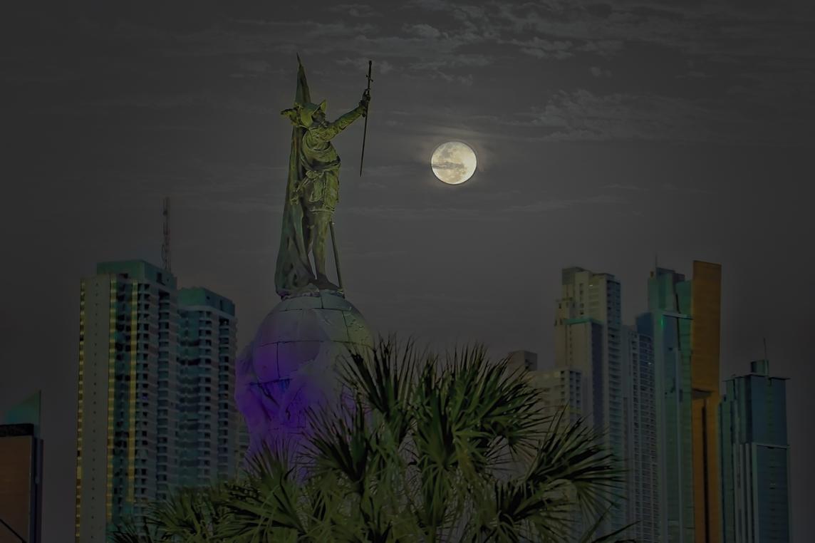 Monumento balboa luna llena