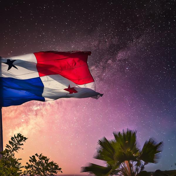 Bandera cerro ancon noche